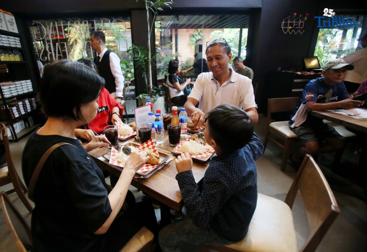 (October 18 2025) Customers flocked and enjoy eating of the five peso price of half spring fried chicken at Scout Tuazon in Quezon City on Saturday, October 18, 2025, during the Max’s 80th anniversary celebration, The idea of ​​the five-peso price was taken from the 1945 five-peso price of a whole fried chicken. Max's executive director Caroline Trota Salud said while greeted the customers. Photo/Analy Labor