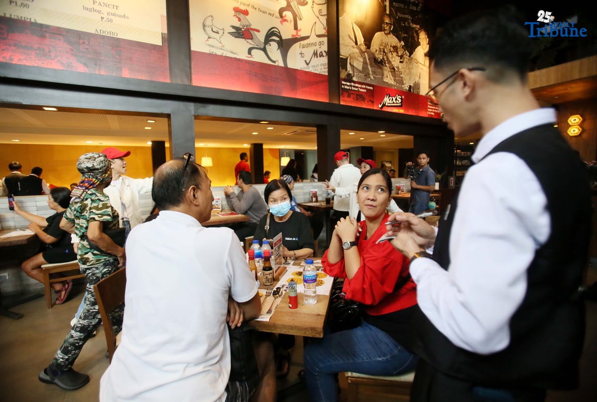 (October 18 2025) Customers flocked and enjoy eating of the five peso price of half spring fried chicken at Scout Tuazon in Quezon City on Saturday, October 18, 2025, during the Max’s 80th anniversary celebration, The idea of ​​the five-peso price was taken from the 1945 five-peso price of a whole fried chicken. Max's executive director Caroline Trota Salud said while greeted the customers. Photo/Analy Labor