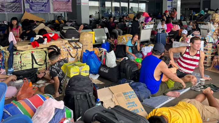 Hundred sea passengers stranded