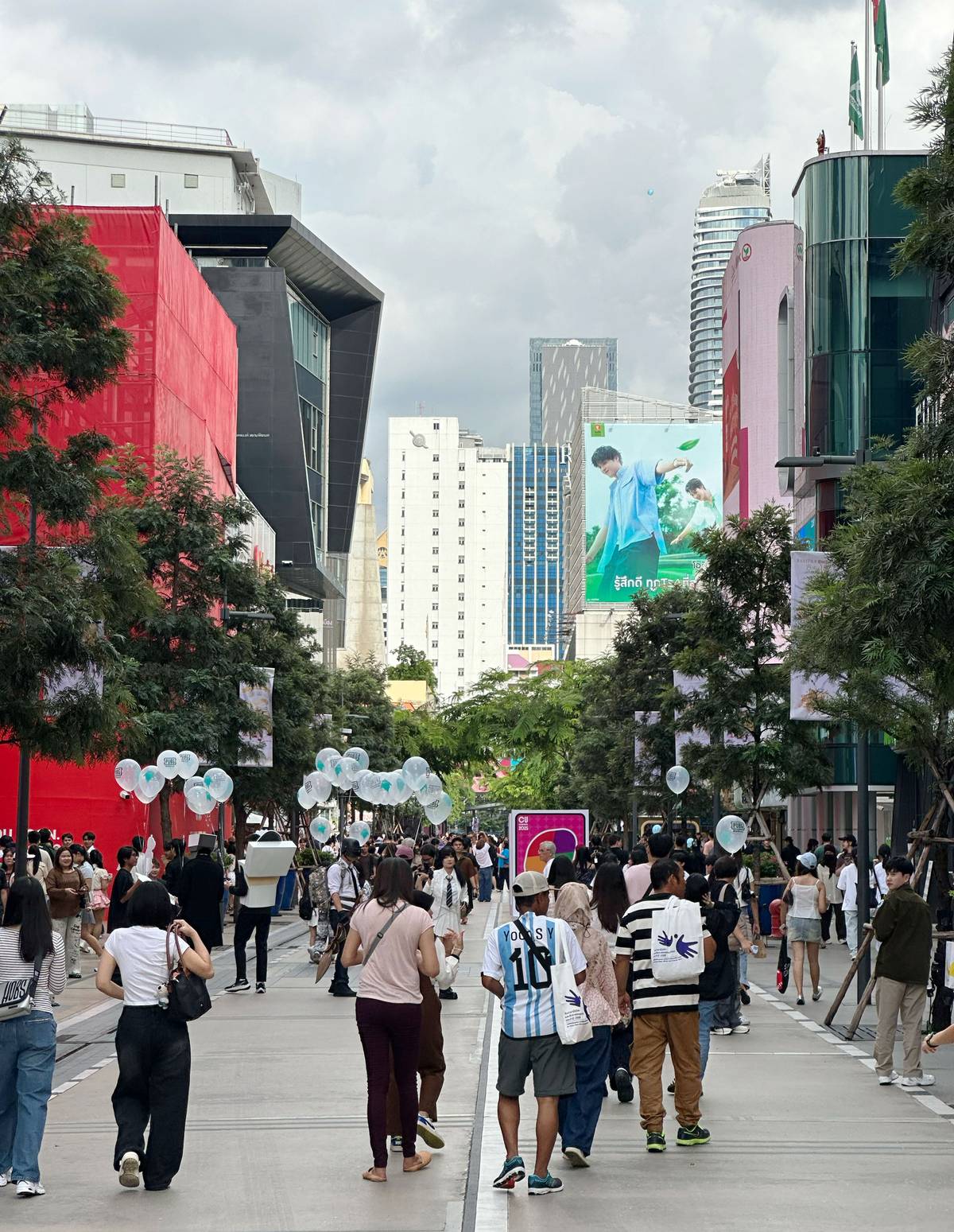 Just beyond the malls, Siam Square Soi 7 is a bustling pedestrian zone with many hip shops and restaurants catering to the university crowd.