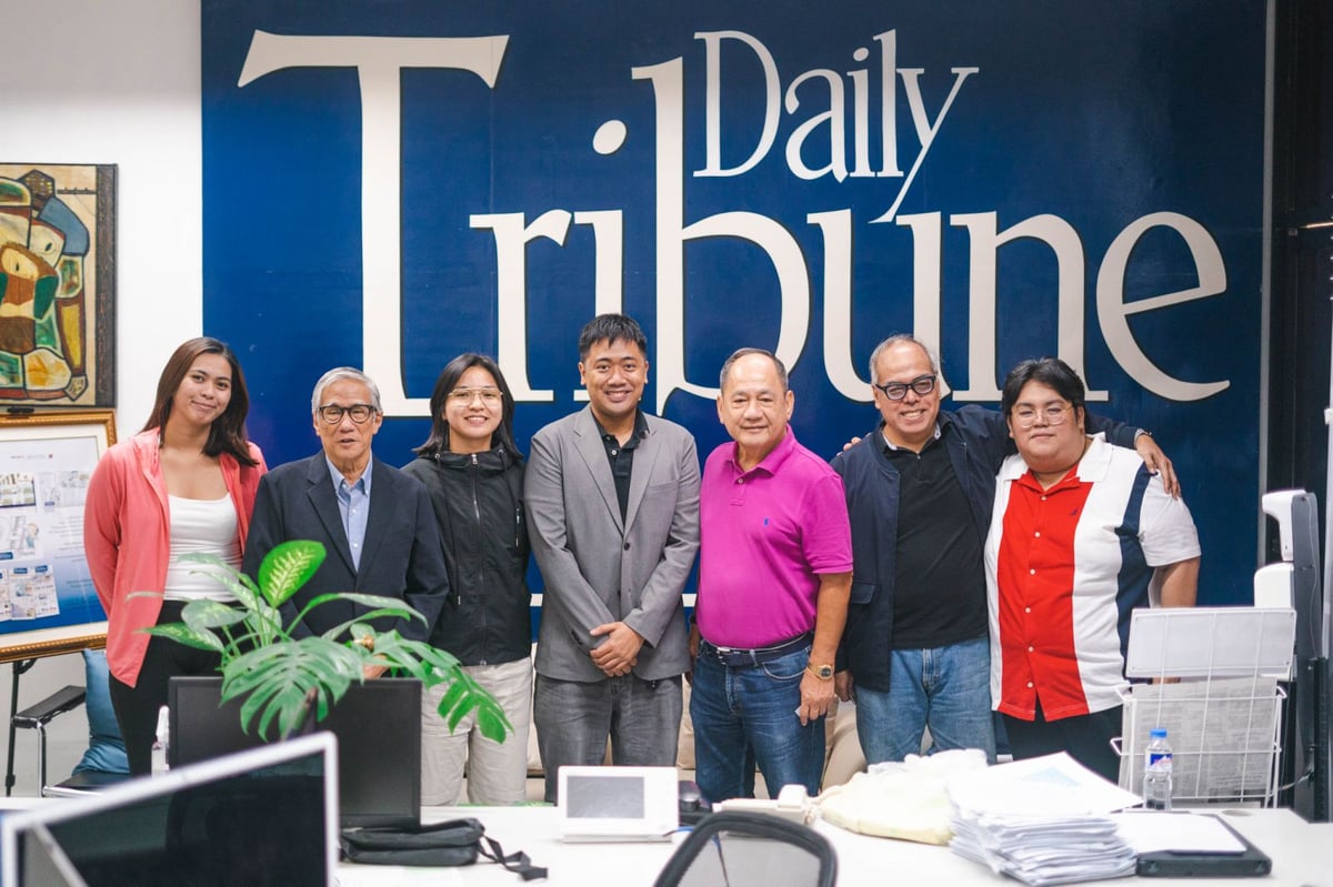 PSE president and CEO Ramon Monzon (fifth from left) brightens up the day of Daily Tribune editors and staff in an otherwise gloomy morning, the same way Monzon’s leadership fires up the stock market amid the political turbulence.