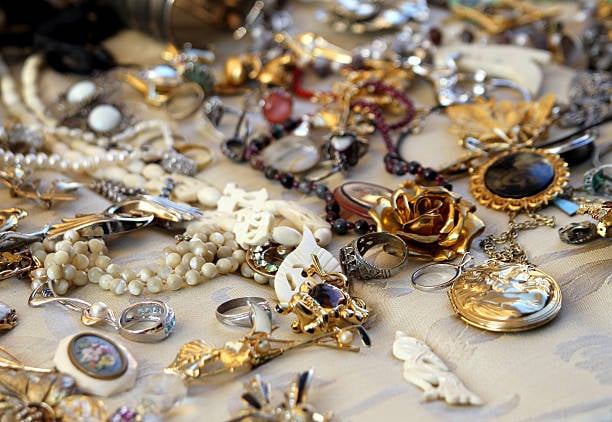 Fake cops rob jeweler