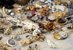 Fake cops rob jeweler