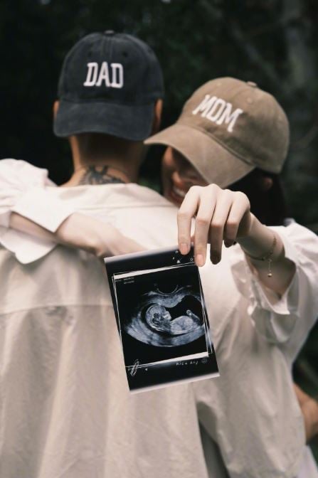 HE Sui’s pregnancy announcement.