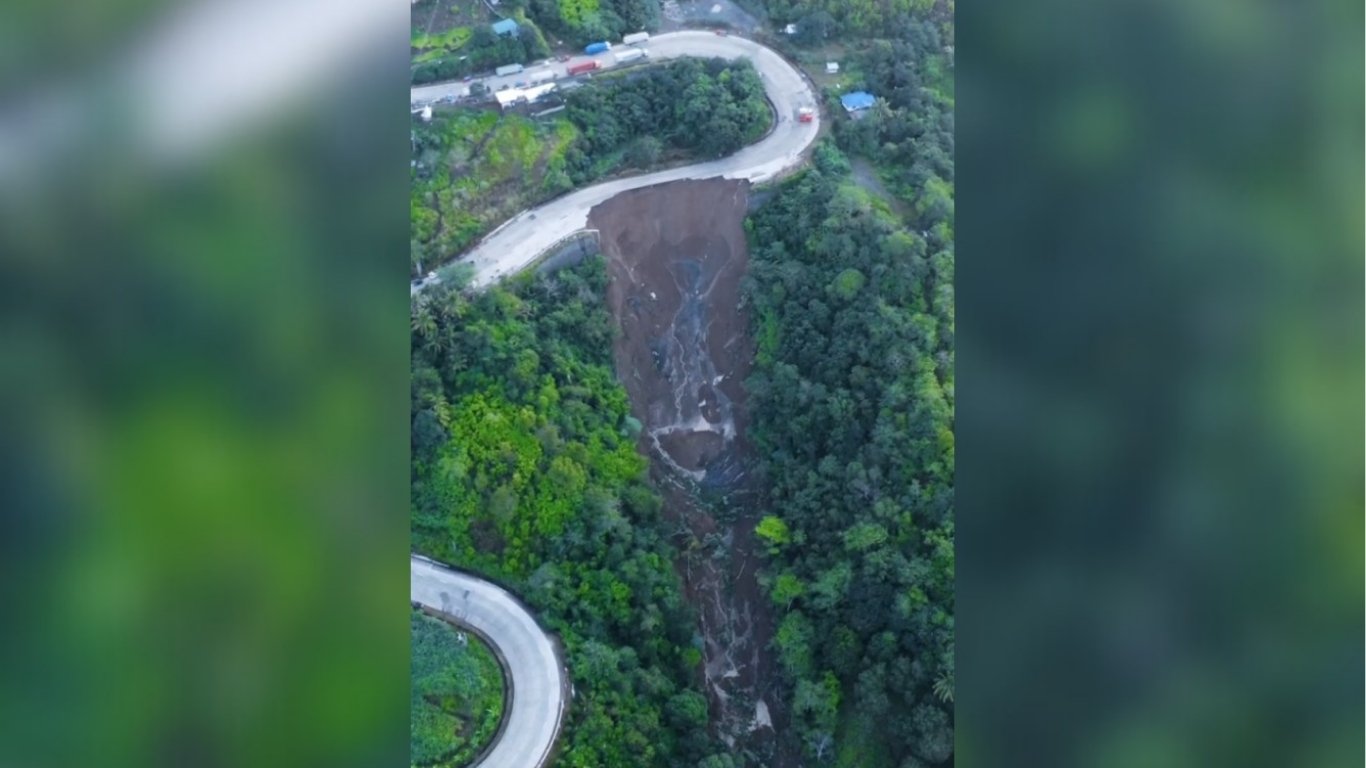 2 feared buried as landslide forces Bukidnon-Davao Road closure
