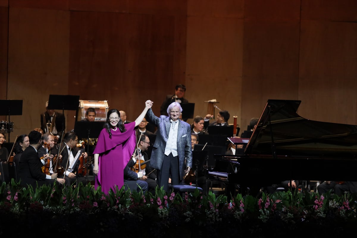 PPO Maestro Grzegorz Nowak raises the hand of the revered artist Cecile Licad.
