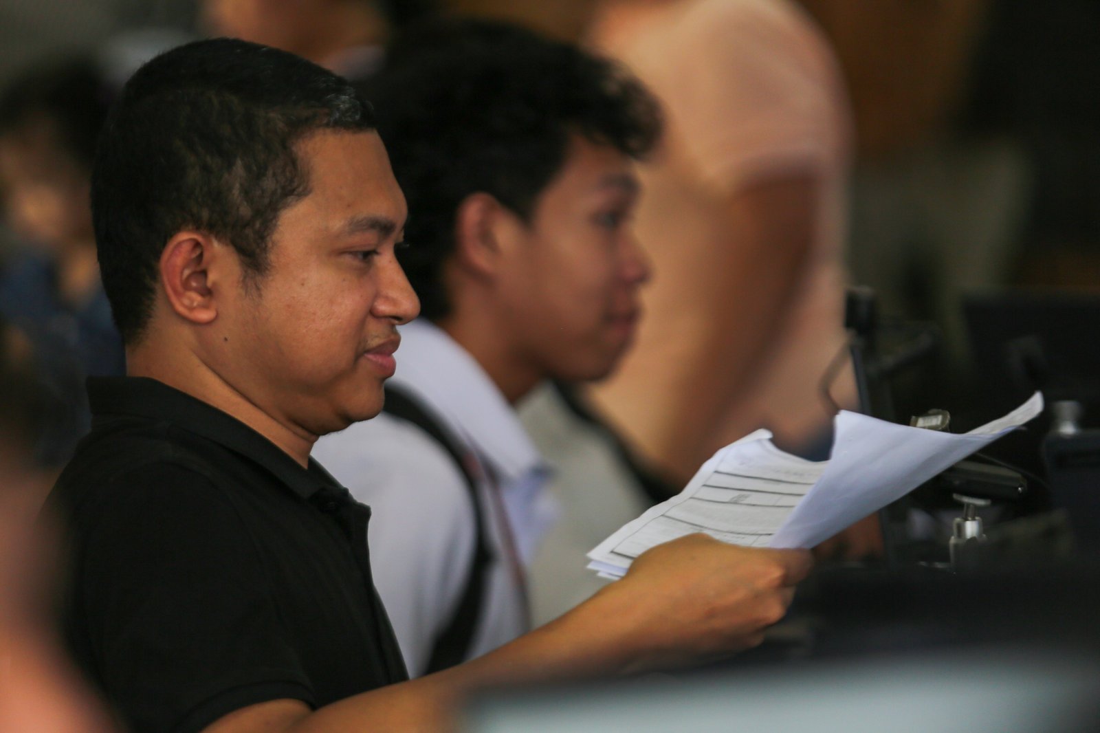 Voters flock to Mabini Hall in Luneta Park, Manila, on 20 October 2025 for the  in preparation for the 2026 barangay and Sangguniang Kabataan elections (BSKE).  Voter registration for the BSKE will be held from Oct. 20 to May 18, 2026.
