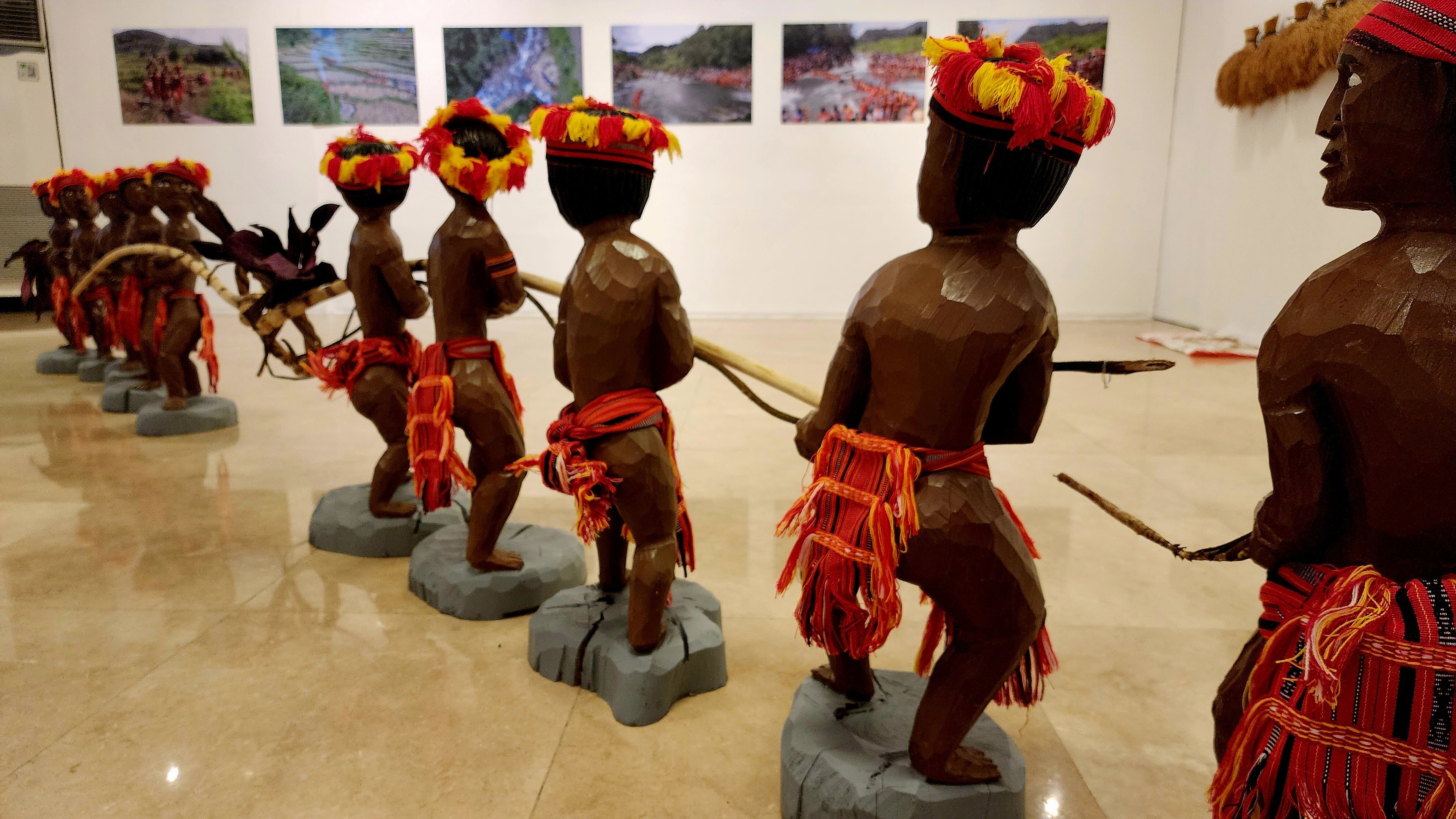 Wooden figures carved by Hungduan carvers depicting the tug-of-war during Punnuk.