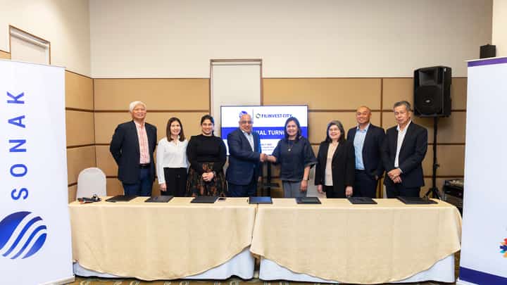 SEATED from left to right: Atty. Siegfred Mison, Chief Administrative Officer – SONAK Group; Ms. Stephanie Lingad, Chief Operating Officer – SONAK Land Corp.; Ms. Gurmeet Buxani, Director – SONAK Group; Mr. Anil Buxani, Chairman & CEO – SONAK Group; Ms. Catherine A. Ilagan, President & CEO – Filinvest Alabang Inc.; Mr. Don-Don Mari S. Ubaldo, First Vice President – Filinvest Alabang Inc.; and Mr. Michael Alexis Legaspi, Director – SONAK Land Corp.