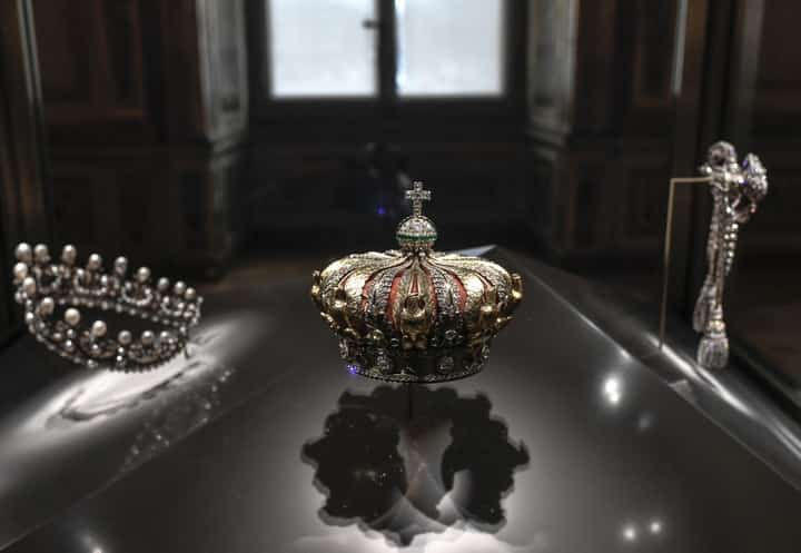 This picture shows the crown of the Empress of the French Eugénie de Montijo displayed at Apollon's Gallery on 14 January 2020 at the Louvre museum in Paris after the reopening of the Gallery following ten months of renovations.
Robbers broke in to the Louvre and fled with jewellery on 19 October 2025 morning. France's Interior Minister said that jewellery stolen from the Louvre Museum was "priceless". Diamond and emerald crown of the Empress of the French Eugénie de Montijo was found broken near Louvre after robbery, a source close to the case announced.