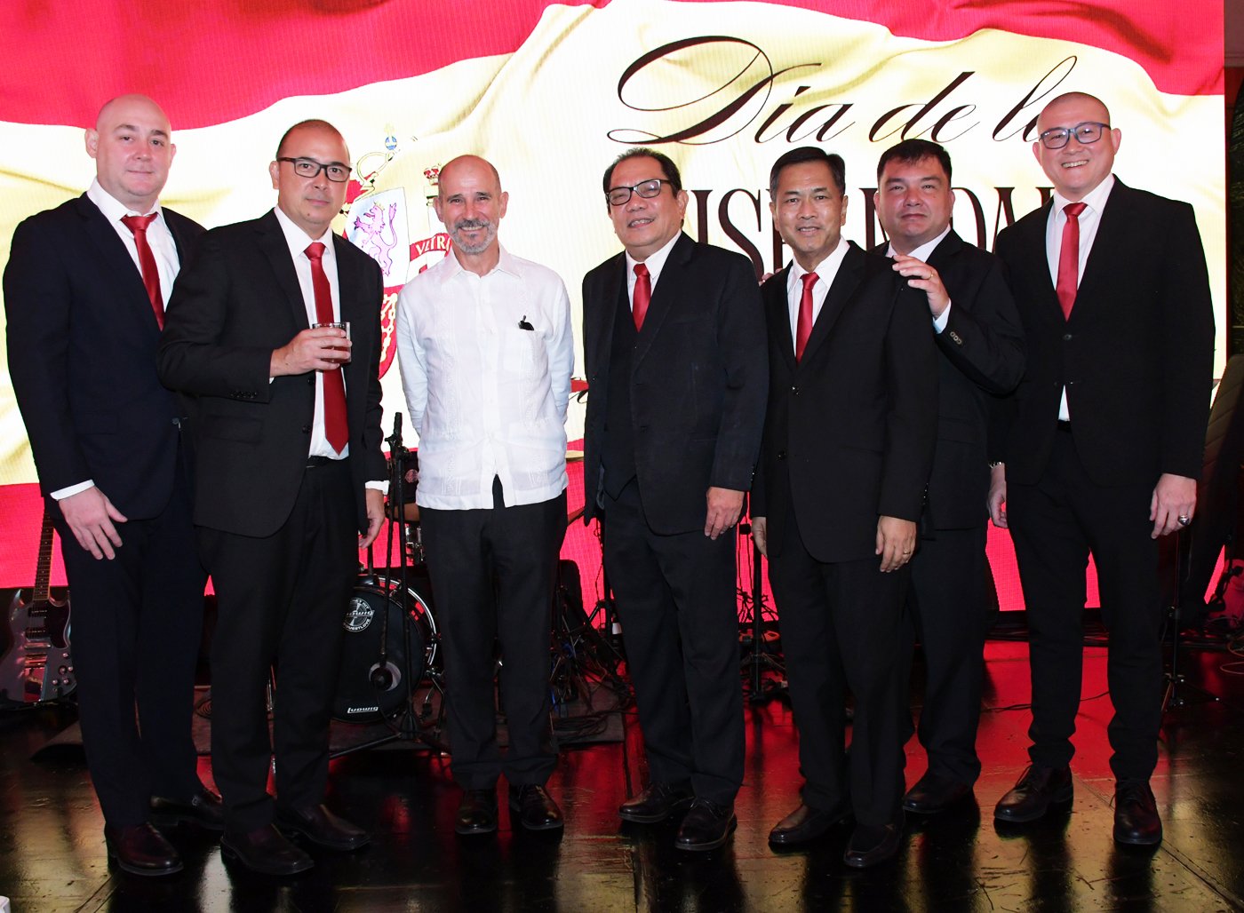 Spanish Ambassador Miguel Utray with Board of Directors Javi Sala, VP, louie Moro president, Dino Diez house chairman, Ramon Durano, Manol Larrañaga and Oliver Ko.