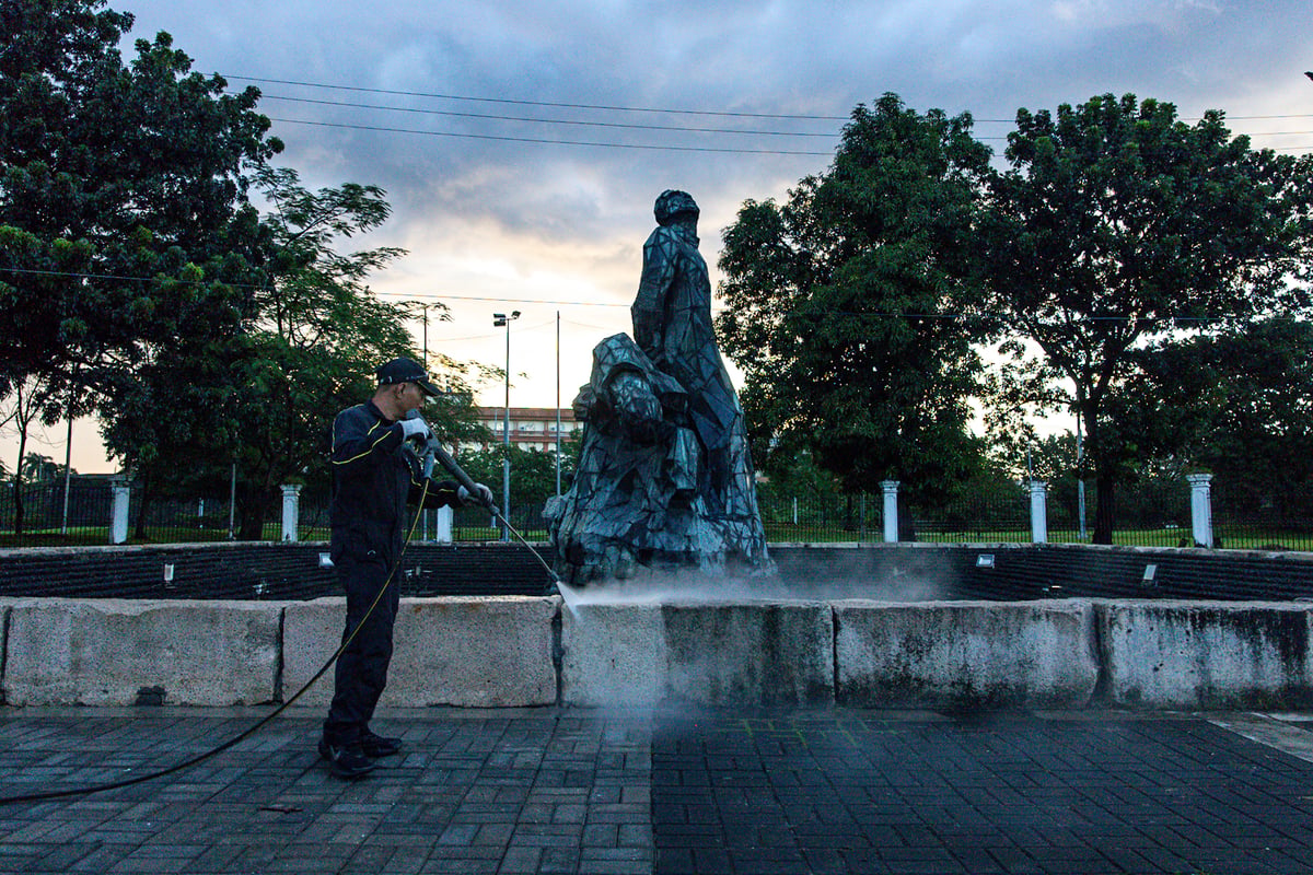 Cleaning of the GOMBURZA monument