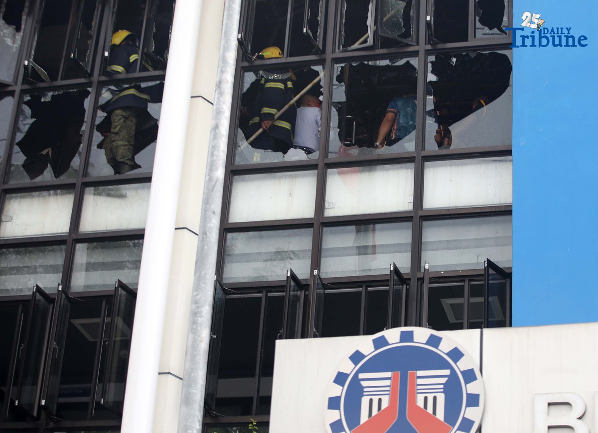 Firefighters rushed to contain a third-alarm fire that broke out at the Department of Public Works and Highways (DPWH) building along EDSA, Barangay Pinyahan, Quezon City, on Wednesday afternoon.