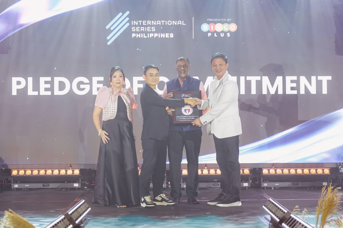 Corporate executives presenting the plaque for the pledge of commitment to PSC
