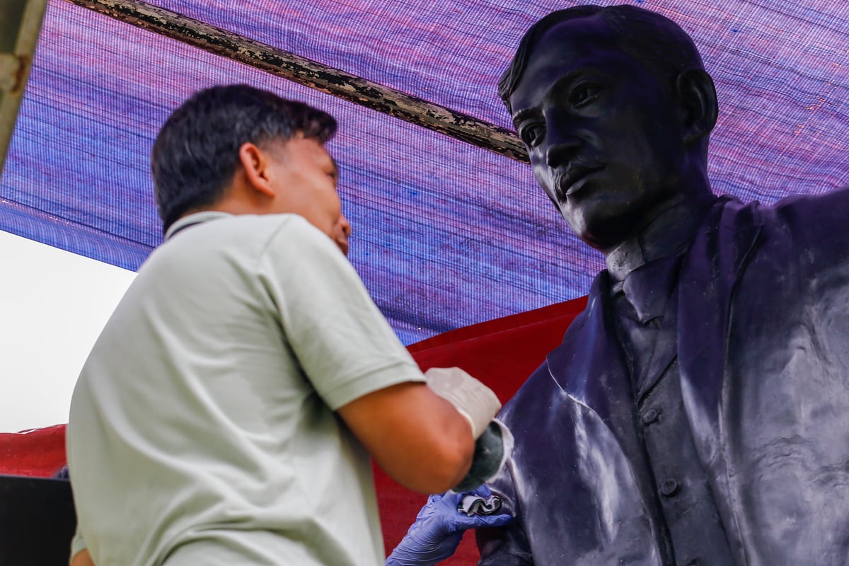 Experts clean Juan Sajid Imao's masterpiece