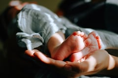 Imee pushes higher pay, benefits for midwives