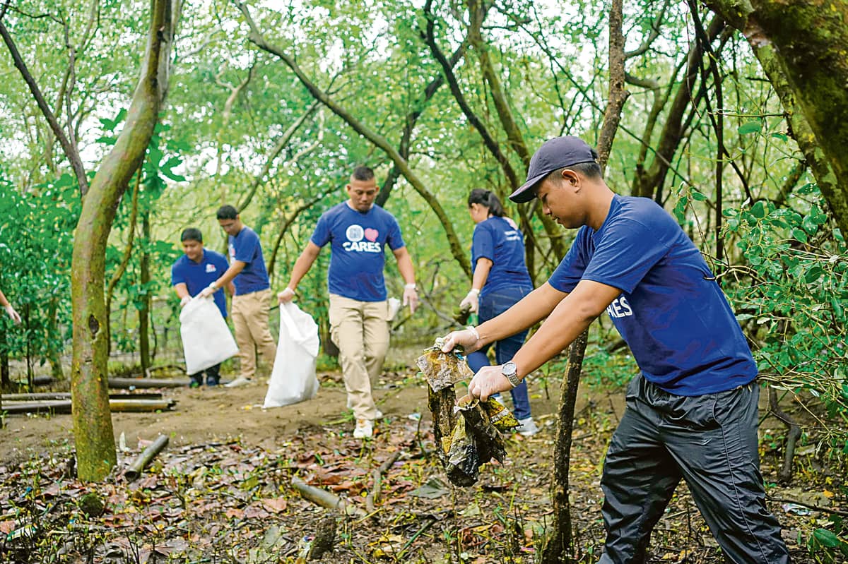 SM Bataan employee volunteers during the International Coastal Cleanup, working together to help protect our oceans.
