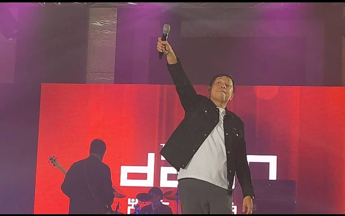 JETT Pangan, The Dawn’s vocalist, teleports attendees to the 80s and 90s.