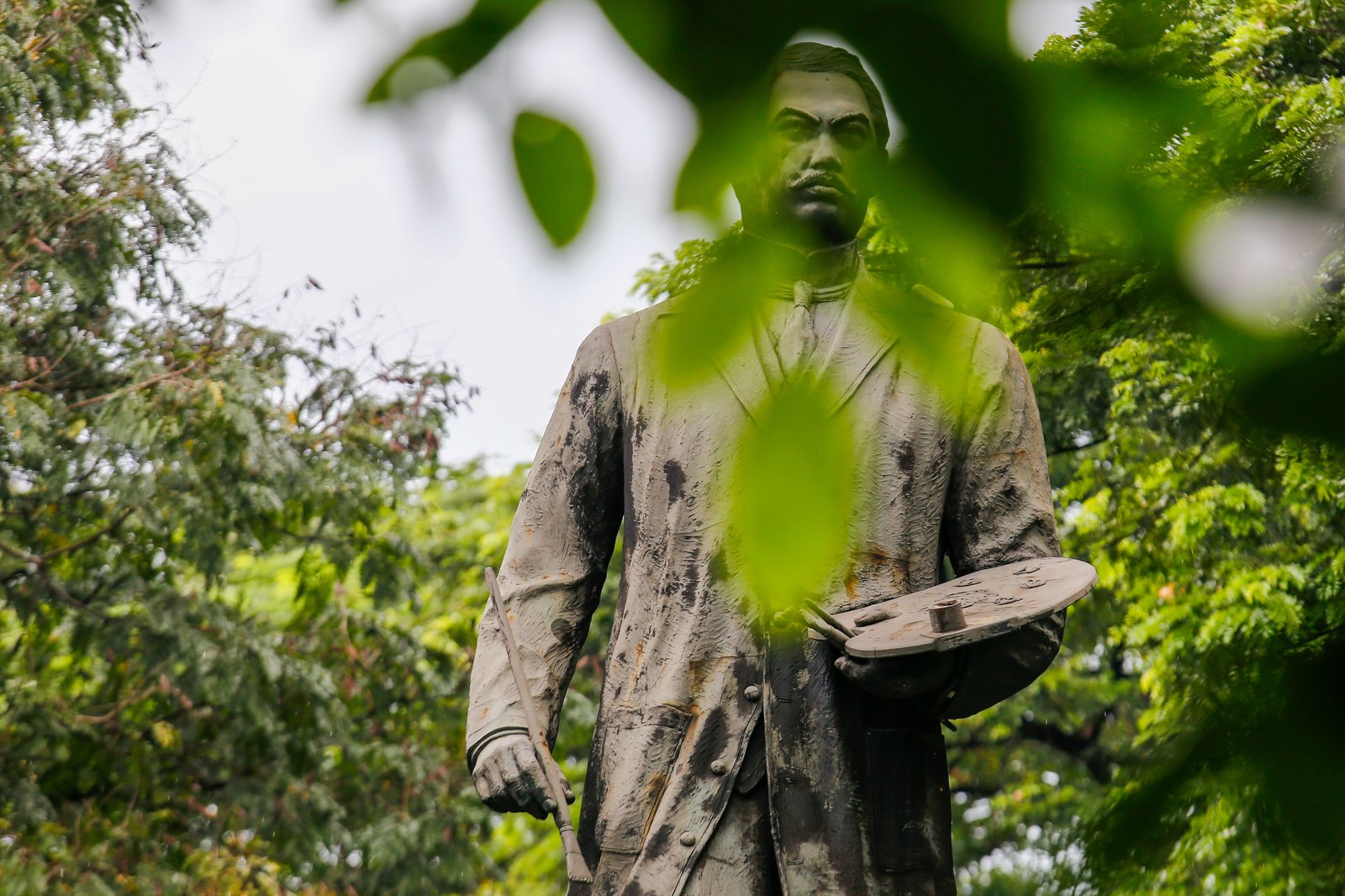 Cracks are visible on the Juan Luna y Novicio Monument at the corner of Gen. Luna and Palacio Streets in Intramuros, Manila, coinciding with the 168th birth anniversary of the painter, patriot, and diplomat. The sculpture honors Luna’s enduring legacy as a member of the Propaganda Movement and one of the country’s most celebrated artists.