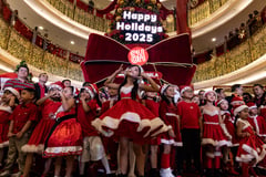 SM City Manila kicks off holiday season with giant Christmas tree lighting