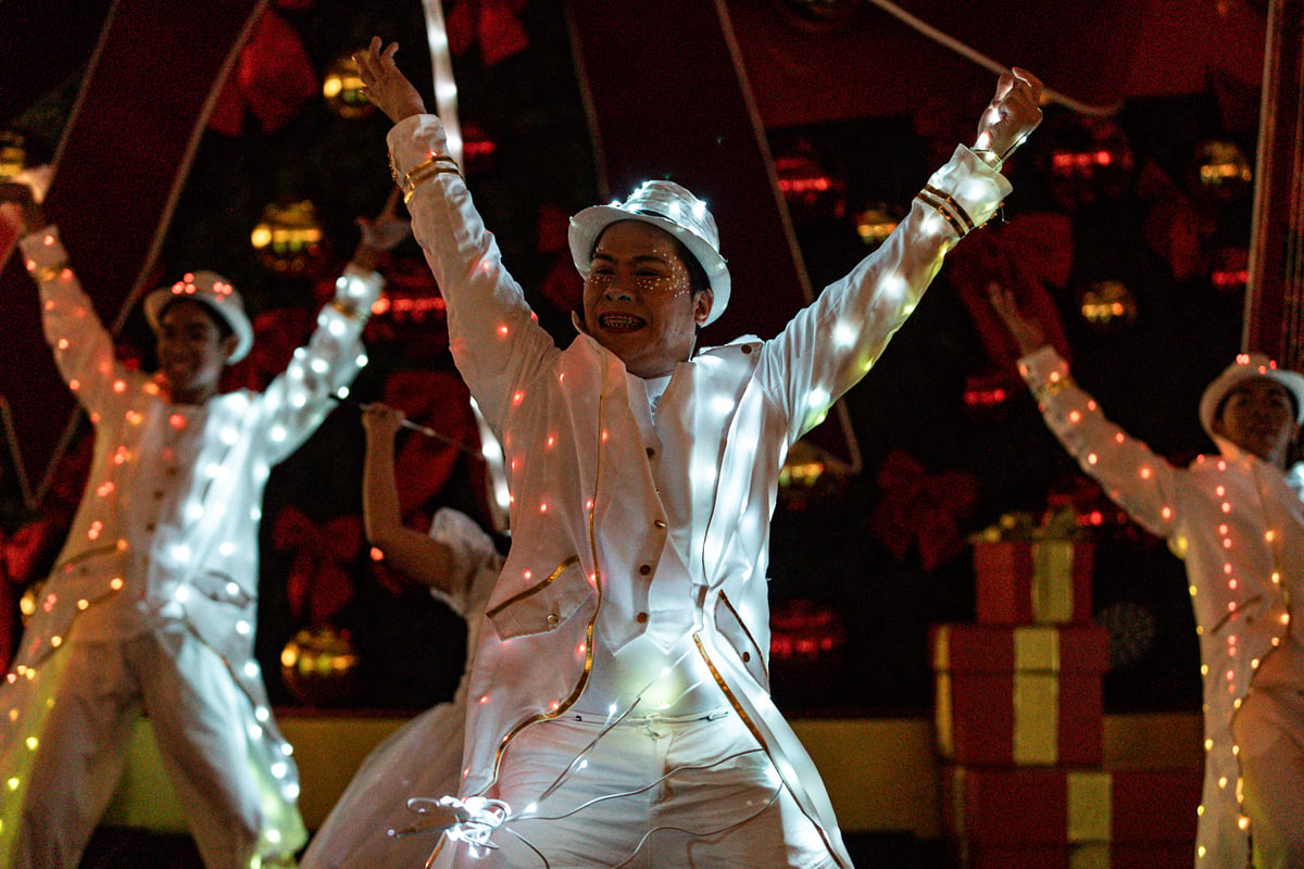 Children enjoy the Christmas tree lighting ceremony at SM City Manila on Friday, 24 October 2025, as the mall unveils its giant Christmas tree adorned with a large ribbon to usher in the holiday season and spread festive cheer.