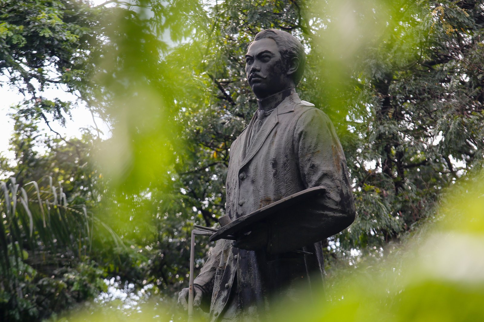 Cracks are visible on the Juan Luna y Novicio Monument at the corner of Gen. Luna and Palacio Streets in Intramuros, Manila, coinciding with the 168th birth anniversary of the painter, patriot, and diplomat. The sculpture honors Luna’s enduring legacy as a member of the Propaganda Movement and one of the country’s most celebrated artists.