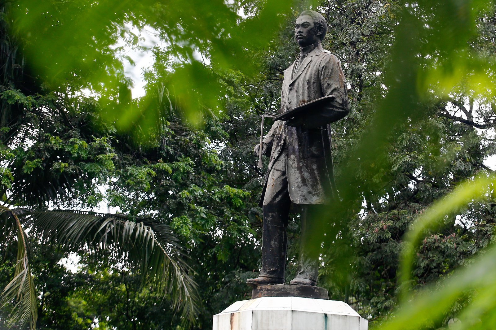 Cracks are visible on the Juan Luna y Novicio Monument at the corner of Gen. Luna and Palacio Streets in Intramuros, Manila, coinciding with the 168th birth anniversary of the painter, patriot, and diplomat. The sculpture honors Luna’s enduring legacy as a member of the Propaganda Movement and one of the country’s most celebrated artists.