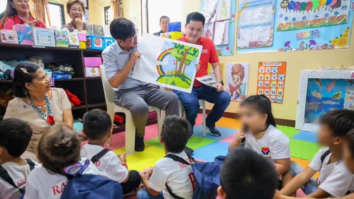 Securing future President Ferdinand Marcos Jr.(sitting, left) and Secretary of Social Welfare and Development by Rex Gatchalian (sitting, right) seek fueling preschoolers with their fervor to learn. School bags and Starlink connections were also provided the La Paz Child Development Center in Agusan del Norte.