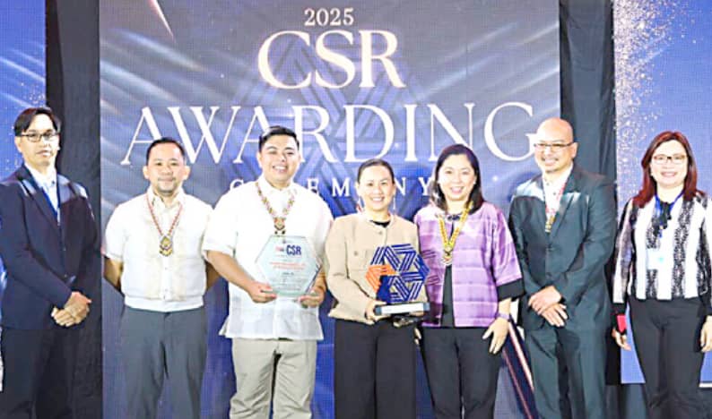Tahi ‘Ta! wins Outstanding CSR Project for Arts and Culture
Aboitiz Renewables first vice president and general manager for hydro operations Noreen Vicencio (center) and corporate communications manager Beejay Castillo (3rd from left), together with assistant vice president for external relations John Michael Rico (2nd from left), Aboitiz Foundation chief operating officer Mardi Mapa-Suplido (3rd from right), and Aboitiz Renewables corporate services division head Leo Robel (2nd from right), receive the award during the League of Corporate Foundations ceremony held in Manila.