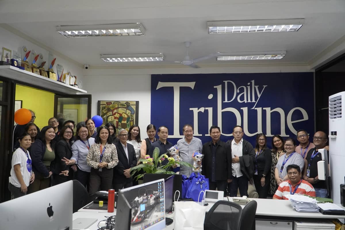 Customs Commissioner Ariel Nepomuceno (center-left) and Daily Tribune president Willie Fernandez (on Nepomuceno’s right), both holding Daily Tribune’s mascot Tarsee dolls, share the resolve to eradicate corruption wherever it is found as they join the news organization’s and the Bureau of Customs’ staff and officers.