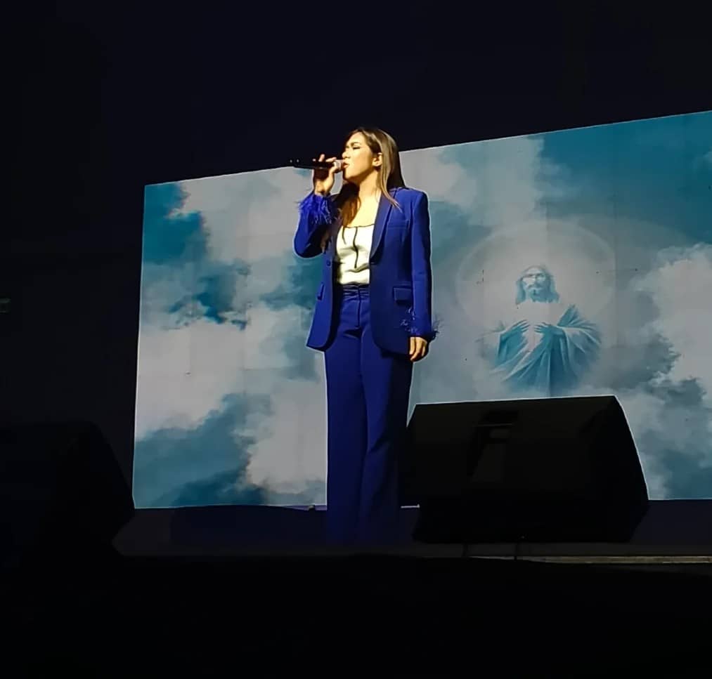 Angeline Quinto performing during the 'Himig at Tinig Para Kay Inang Maria' tribute concert.