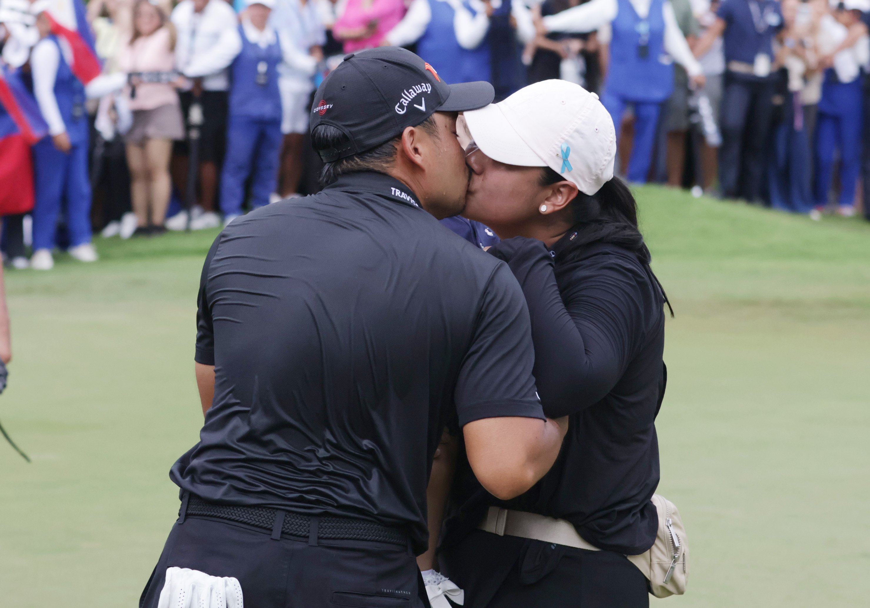 MIGUEL Tabuena gets a victory kiss.