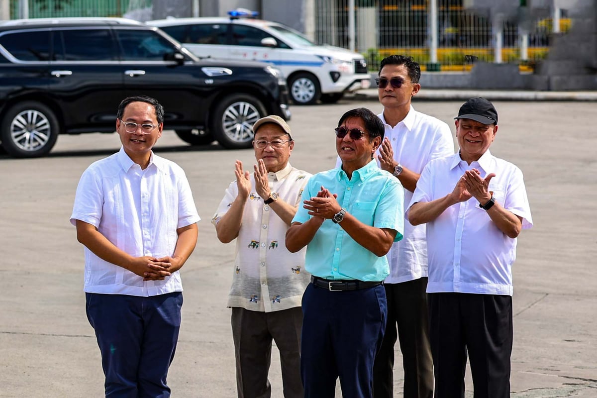 President Ferdinand R. Marcos Jr. (middle) spearheaded the launch of the ‘One RFID, All Tollways’ project at the South Luzon Expressway Toll Operation Building. Celebrating the realization of the dream of most motorists using the expressways are (from left) Acting Transportation Secretary Giovanni Lopez, Metro Pacific Tollways Corp. chairperson Manuel V. Pangilinan, Marcos, TRB executive director Jose Arturo ‘Jay Art’ Tugade and San Miguel Corp. president Ramon S. Ang.