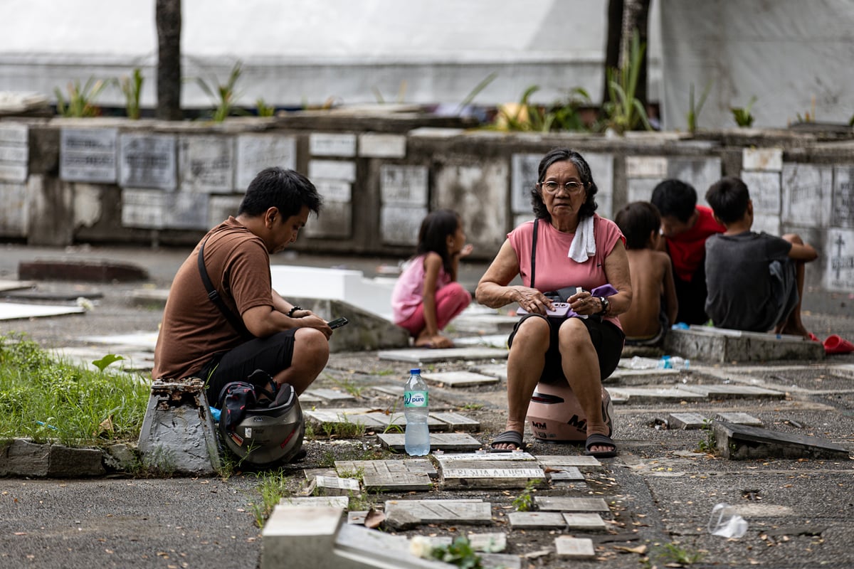 People have started flocking to Manila North Cemetery in Manila on Sunday, 26 October 2025, to pay tribute to their deceased loved ones, less than a week before All saints Day or Undas.

According to the Manila city government, today is the last day of refurbishing of the tombs at the North Cemetery. Additionally, vehicles will be
