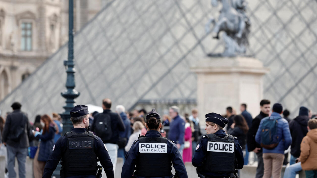 Two suspects arrested after Louvre jewel heist