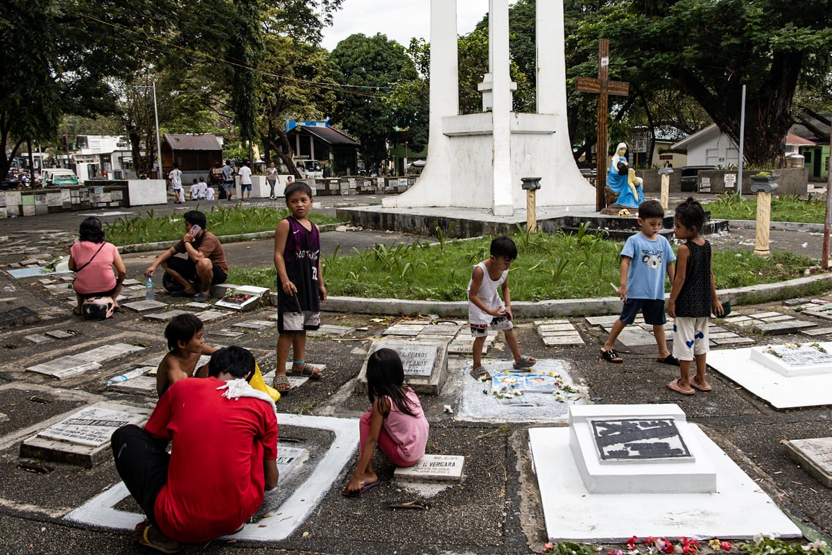 People have started flocking to Manila North Cemetery in Manila on Sunday, 26 October 2025, to pay tribute to their deceased loved ones, less than a week before All saints Day or Undas.

According to the Manila city government, today is the last day of refurbishing of the tombs at the North Cemetery. Additionally, vehicles will be