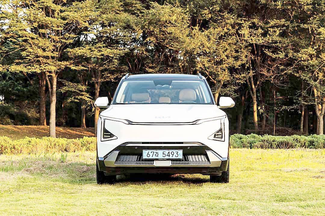 FRONT view emphasizes the EV5’s bold and futuristic face.