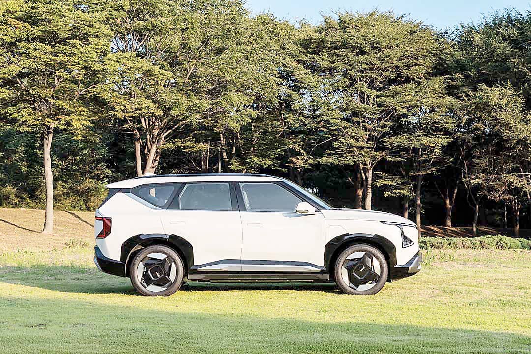 PROFILE angle reveals the clean and geometric design of Kia’s newest EV.