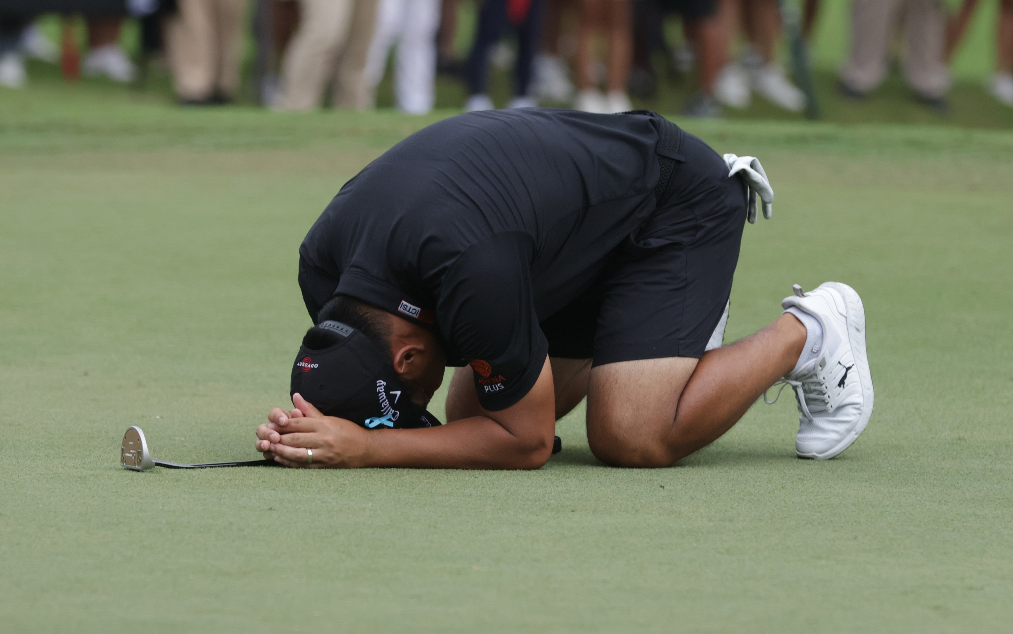 Home glory Overcome with emotion, Miguel Tabuena drops to the Sta. Elena green in triumph after clinching the International Series Philippines presented by Bingo Plus in Sta. Rosa, Laguna. Inset shows the Filipino ace kissing his trophy after a spectacular 7-under 65 sealed his fourth Asian Tour crown.