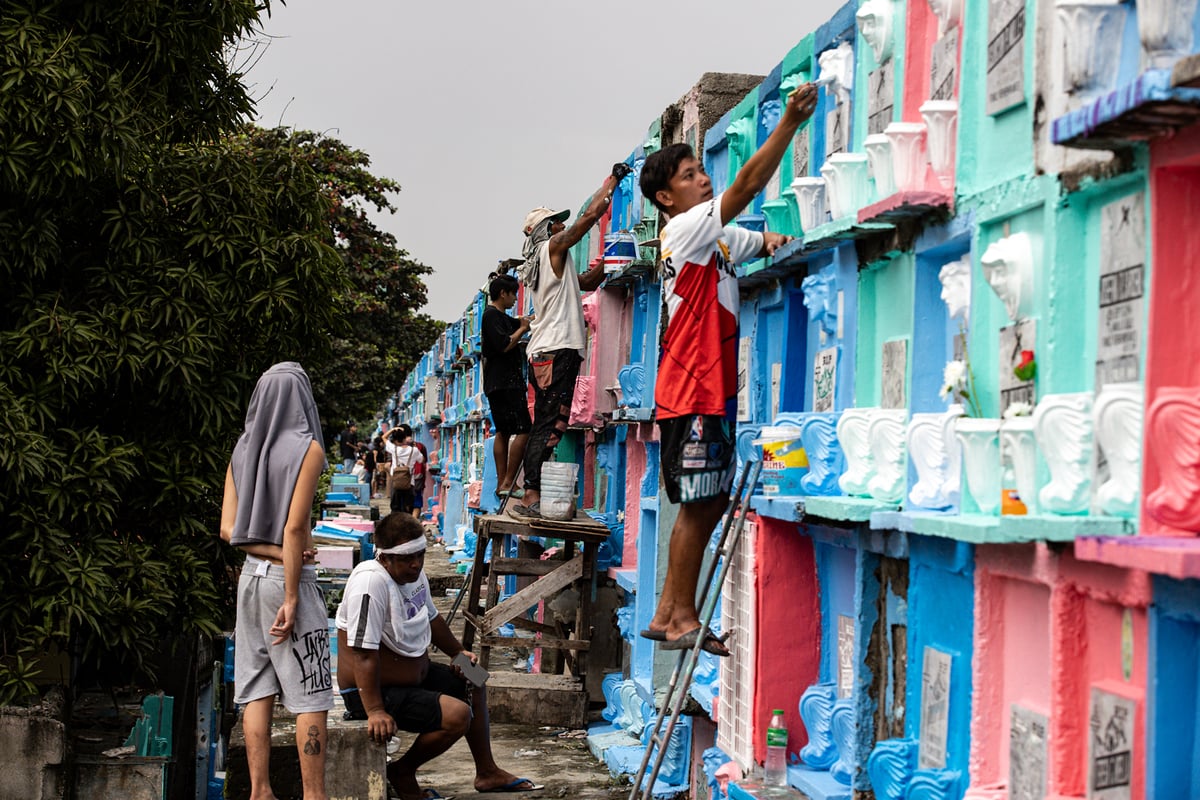 People have started flocking to Manila North Cemetery in Manila on Sunday, 26 October 2025, to pay tribute to their deceased loved ones, less than a week before All saints Day or Undas.

According to the Manila city government, today is the last day of refurbishing of the tombs at the North Cemetery. Additionally, vehicles will be