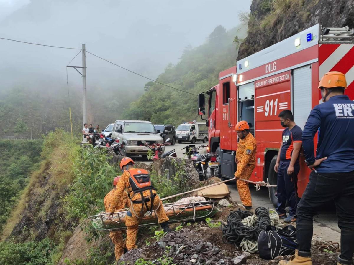Three bodies were retrieved from the Chico River in Tocucan, Bontoc, Mountain Province after an elf truck, a fiera and a mini-dump truck collided resulting to the falling of the elf truck down into the Chico River in the morning of October 27, 2025. |Aldwin Quitasol. Photo Courtesy of Bontoc MDRRMO.