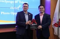 Subic Bay Metropolitan Authority (SBMA) Senior Deputy Administrator (SDA) for Business and Investment Renato Lee III hands over a token to Arizona State Representative Tony Rivero during the Arizona State Legislature visit on 23 October.