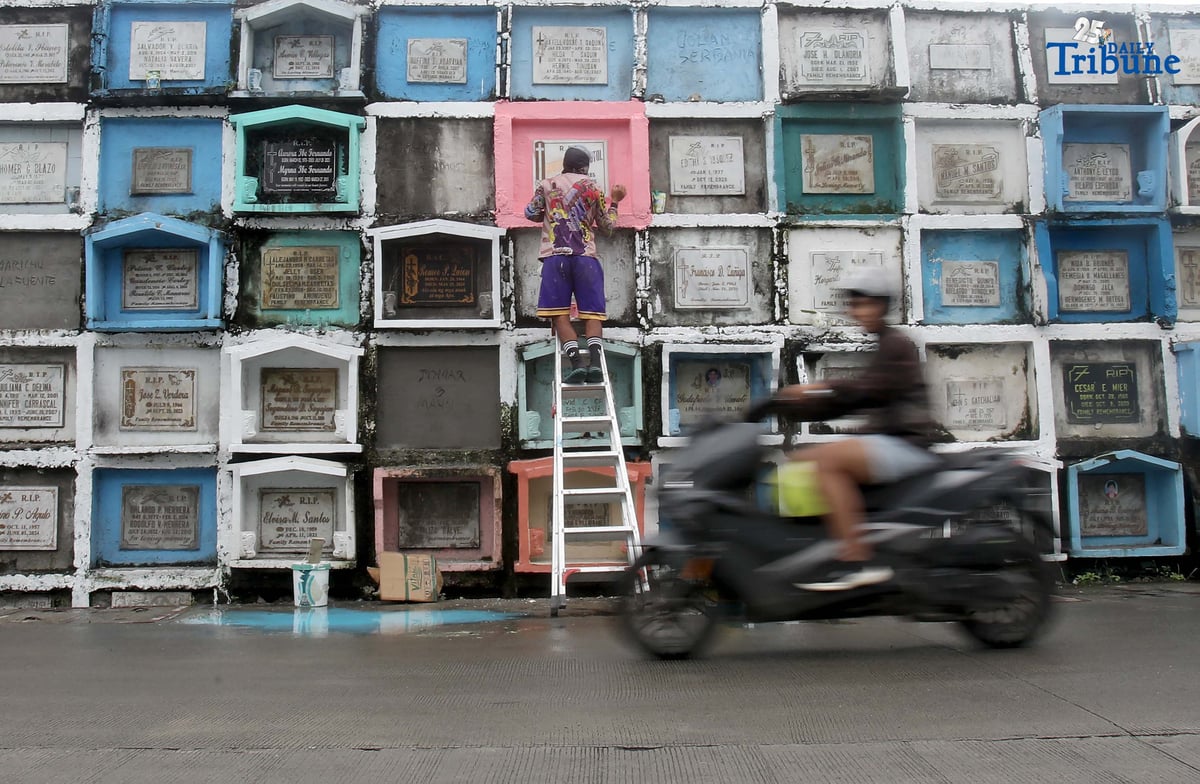 (October 26 2025) A few people were seen visit their departed loved ones early to pay tribute at the Valenzuela Public Cemetery in Karuhatan, Valenzuela City on Monday October 27 2025, days before the All Souls Day celebration to avoid crowds. Photo/Analy Labor