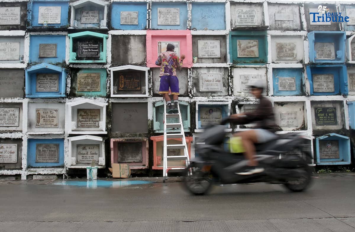 (October 26 2025) A few people were seen visit their departed loved ones early to pay tribute at the Valenzuela Public Cemetery in Karuhatan, Valenzuela City on Monday October 27 2025, days before the All Souls Day celebration to avoid crowds. Photo/Analy Labor