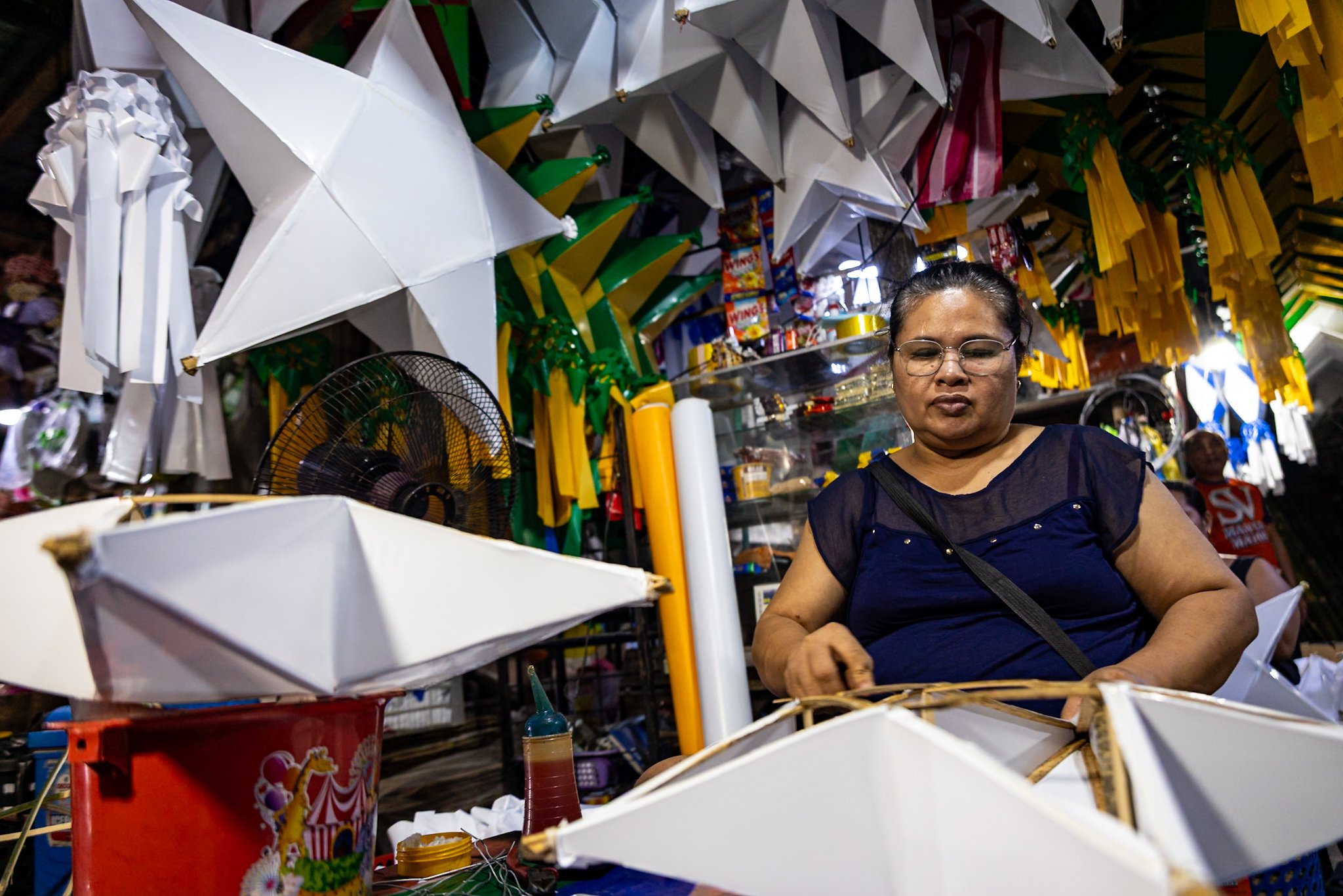 Parol makers assemble Christmas lanterns 
