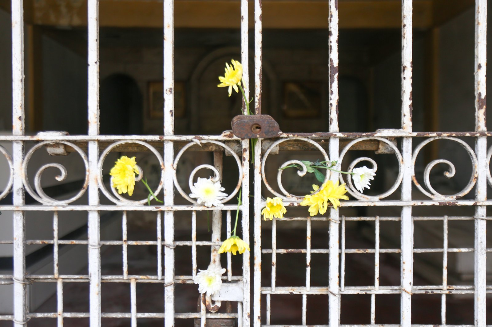 A curious visitor drops by the mausoleum of National Artists Amado Vera Hernandez and Honorata dela Rama at the Manila North Cemetery on 28 October 2025. Ka Amado, a labor leader and writer, was posthumously honored as National Artist for Literature in 1973, while his wife, Honorata, also known as Ka Atang, was proclaimed National Artist for Theatre and Music on 08 May 1987.