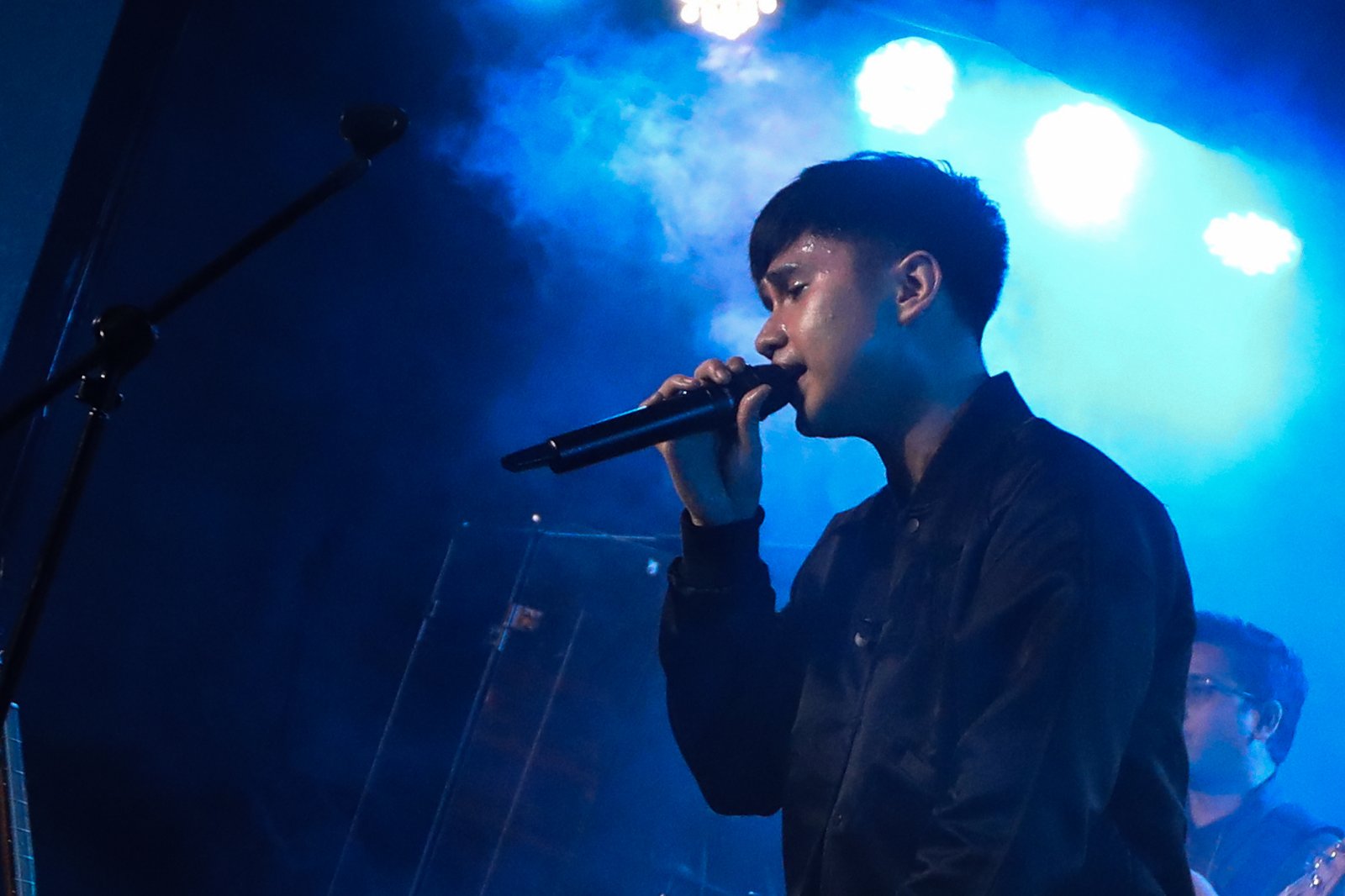 Rising original Filipino music acts Kavi and Waltz drops two separate singles that suggests a new take on OPM. Kavi releases his debut single “Ulan,” a mellow pop track that suggests melancholy, and having separation anxiety with someone he dears. Waltz on the other hand, drops a new song titled “Cold Soup,”that suggests acceptance.| Aram Lascano
