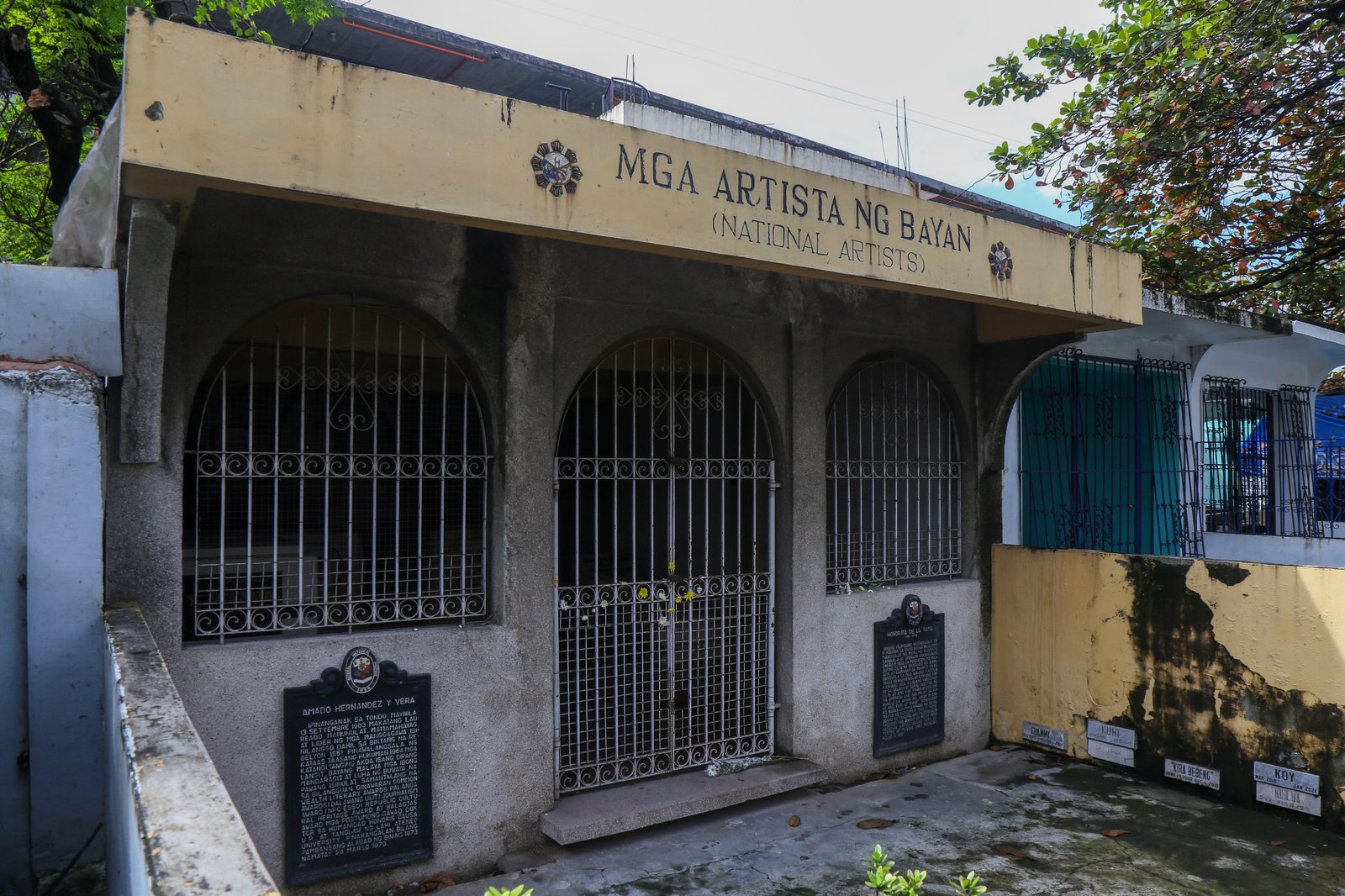 A curious visitor drops by the mausoleum of National Artists Amado Vera Hernandez and Honorata dela Rama at the Manila North Cemetery on 28 October 2025. Ka Amado, a labor leader and writer, was posthumously honored as National Artist for Literature in 1973, while his wife, Honorata, also known as Ka Atang, was proclaimed National Artist for Theatre and Music on 08 May 1987.