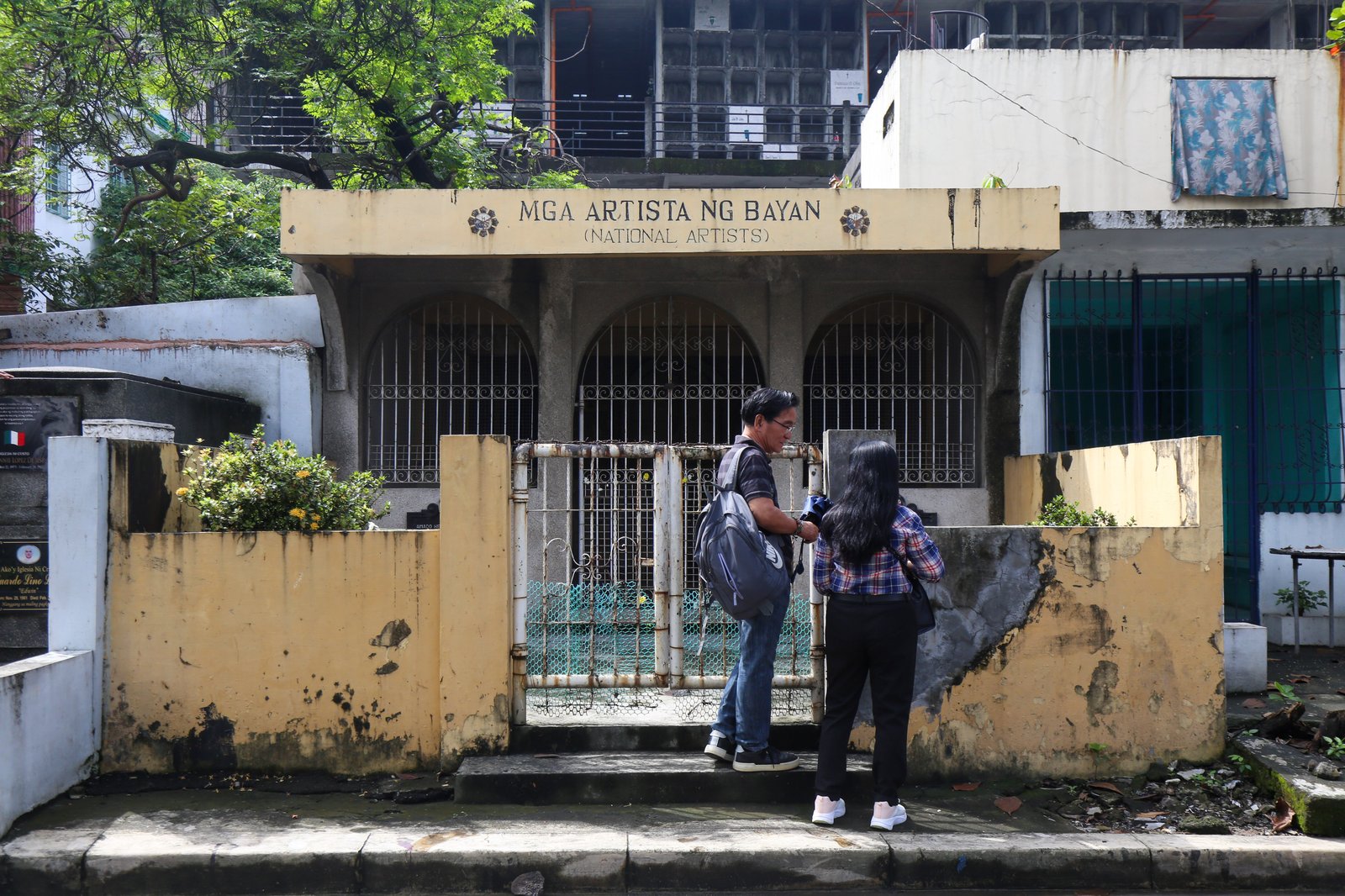 A curious visitor drops by the mausoleum of National Artists Amado Vera Hernandez and Honorata dela Rama at the Manila North Cemetery on 28 October 2025. Ka Amado, a labor leader and writer, was posthumously honored as National Artist for Literature in 1973, while his wife, Honorata, also known as Ka Atang, was proclaimed National Artist for Theatre and Music on 08 May 1987.