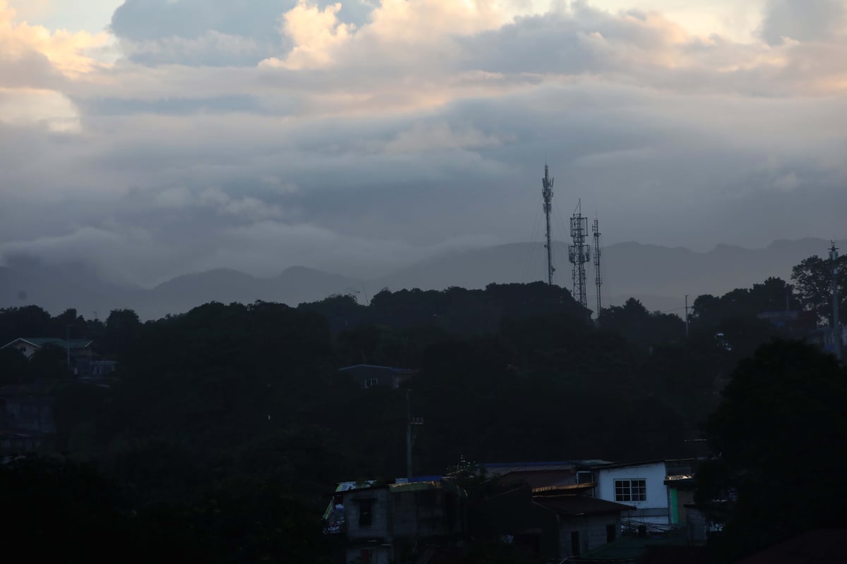 (October 29 2025) A cloud formation and a smog cover the mountain were seen from Caloocan North, on Wednesday morning October 29 2025. The Philippine Atmospheric, Geophysical, and Astronomical Services Administration (Pagasa), Cooler weather is expected over the next few months as the northeast monsoon season, locally known as “amihan,” has arrived. Photo/Analy Labor